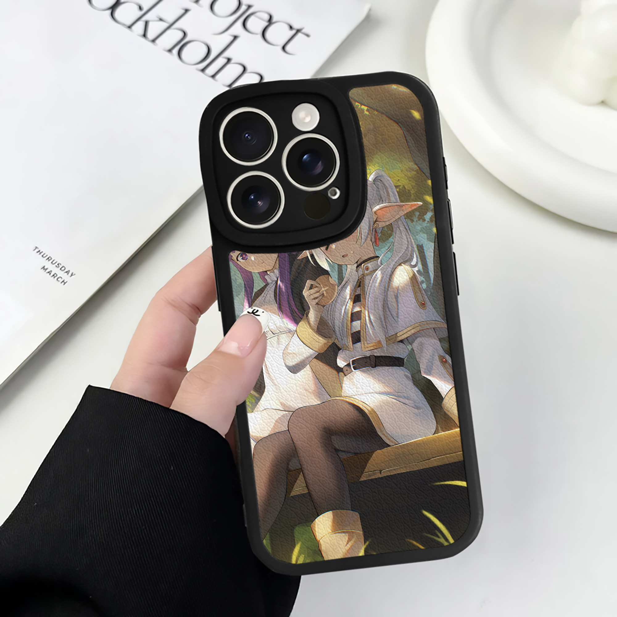 （画像用） 葬送のフリーレン Frieren 【iPhone 16シリーズ対応】シリコンスマホケース（レザー調） 材質：シリコン